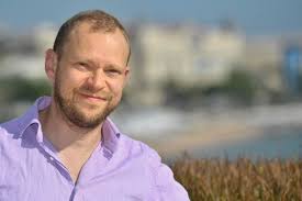 How tall is Robert Webb?